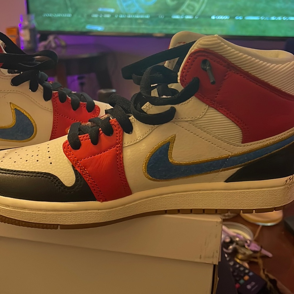 Women air Jordan 1 mid, size 9.5 use once